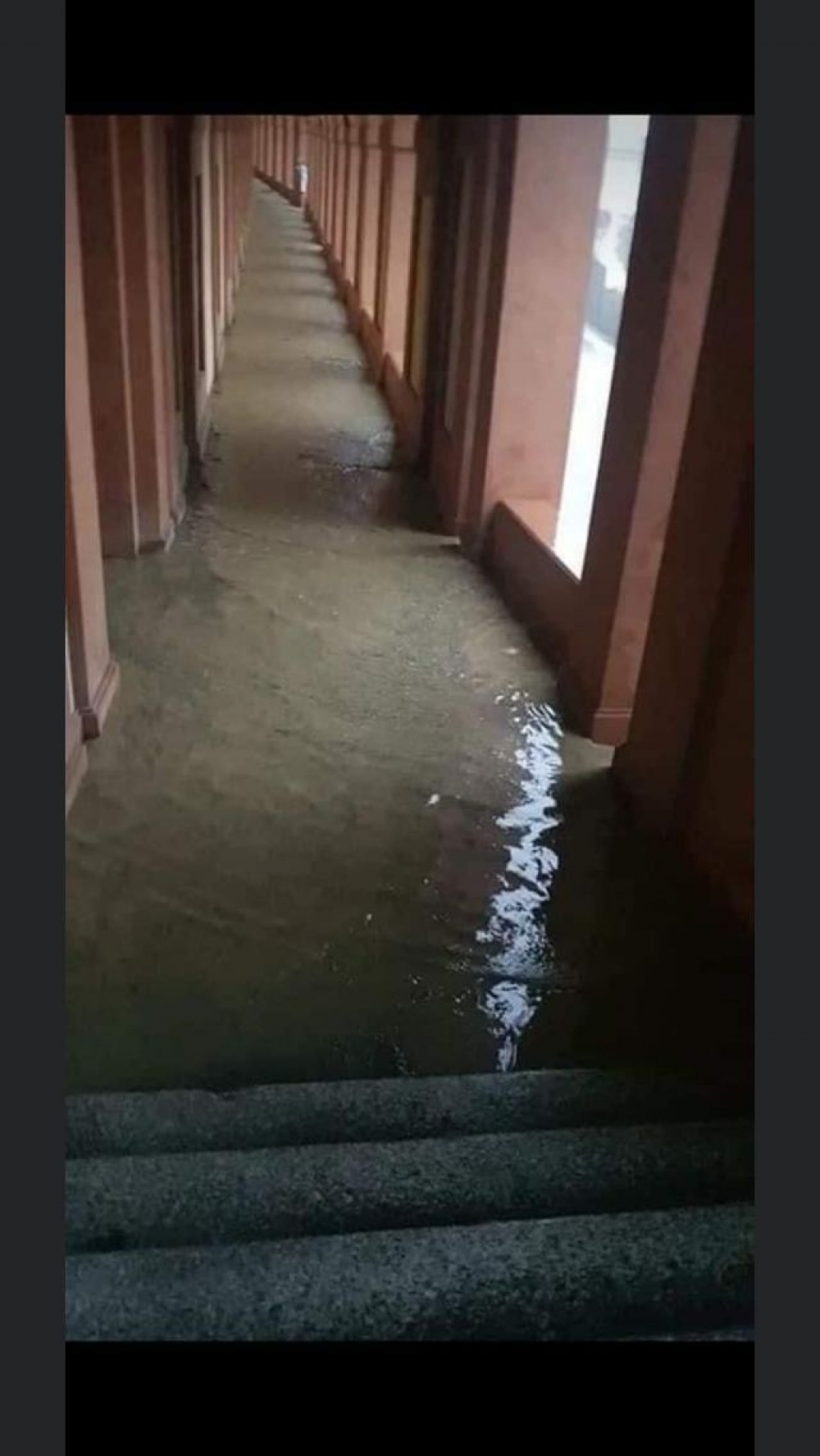 Il portico di San Luca invaso da un torrente d'acqua